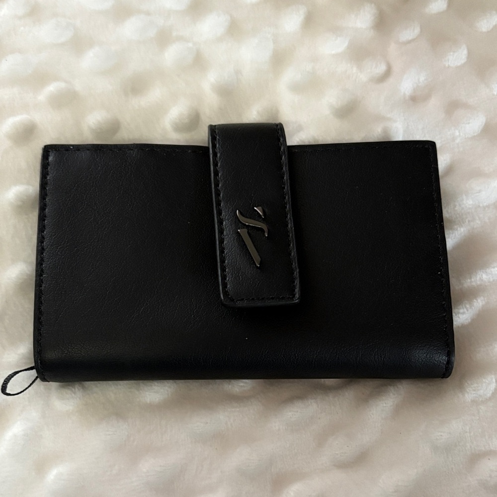 Simply Vera black leather wallet!